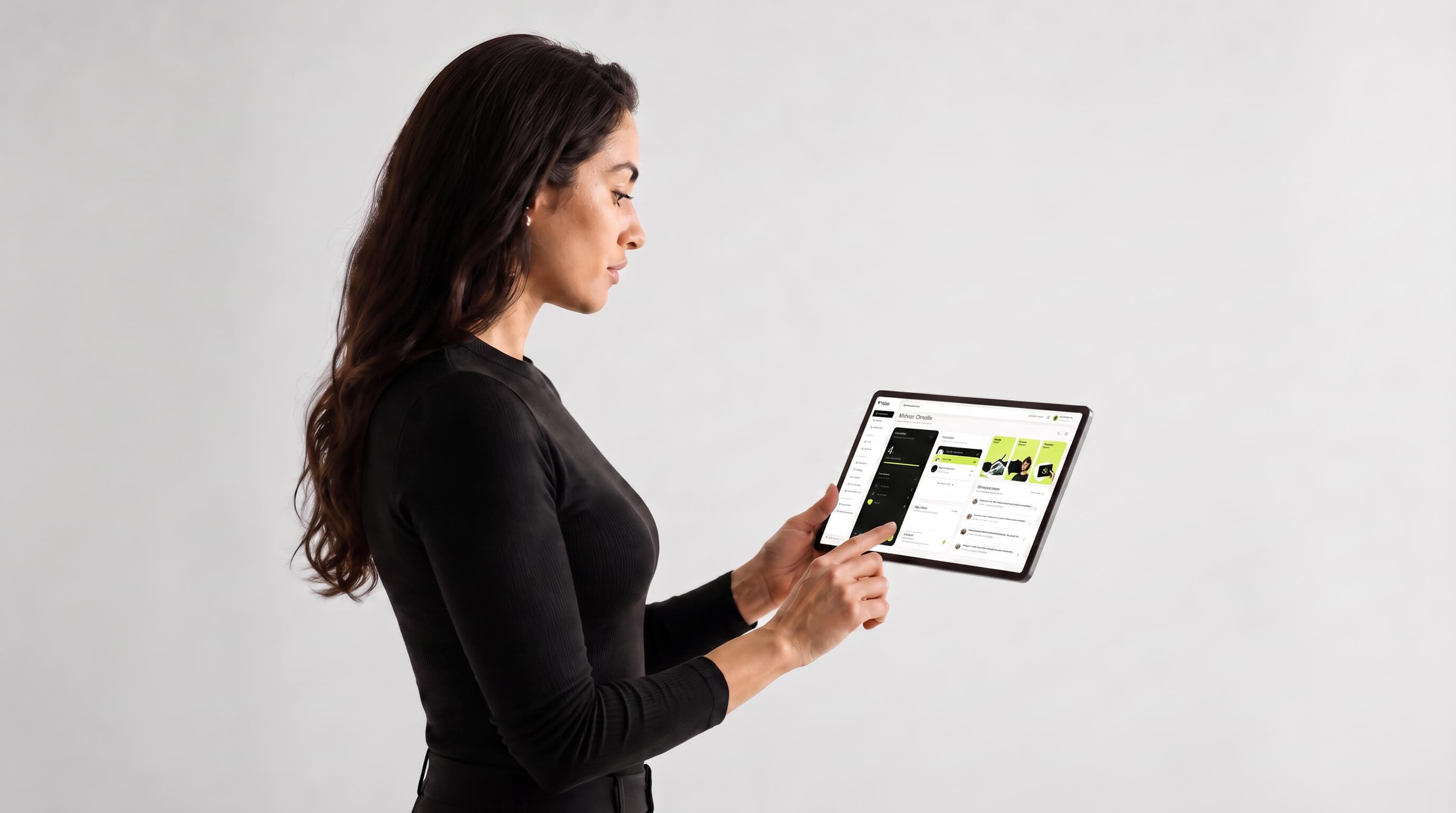 Une entrepreneuse utilise Qilyo sur une tablette